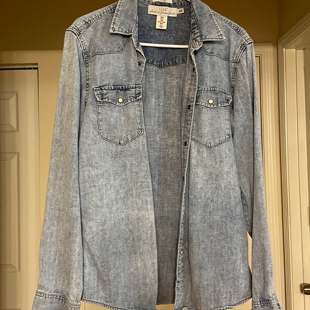 (Bundle) 2 Mens Chambray Button down shirts.